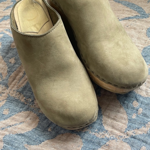 No. 6 Gray and Tan Mules with Wooden Platform - Picture 3 of 13